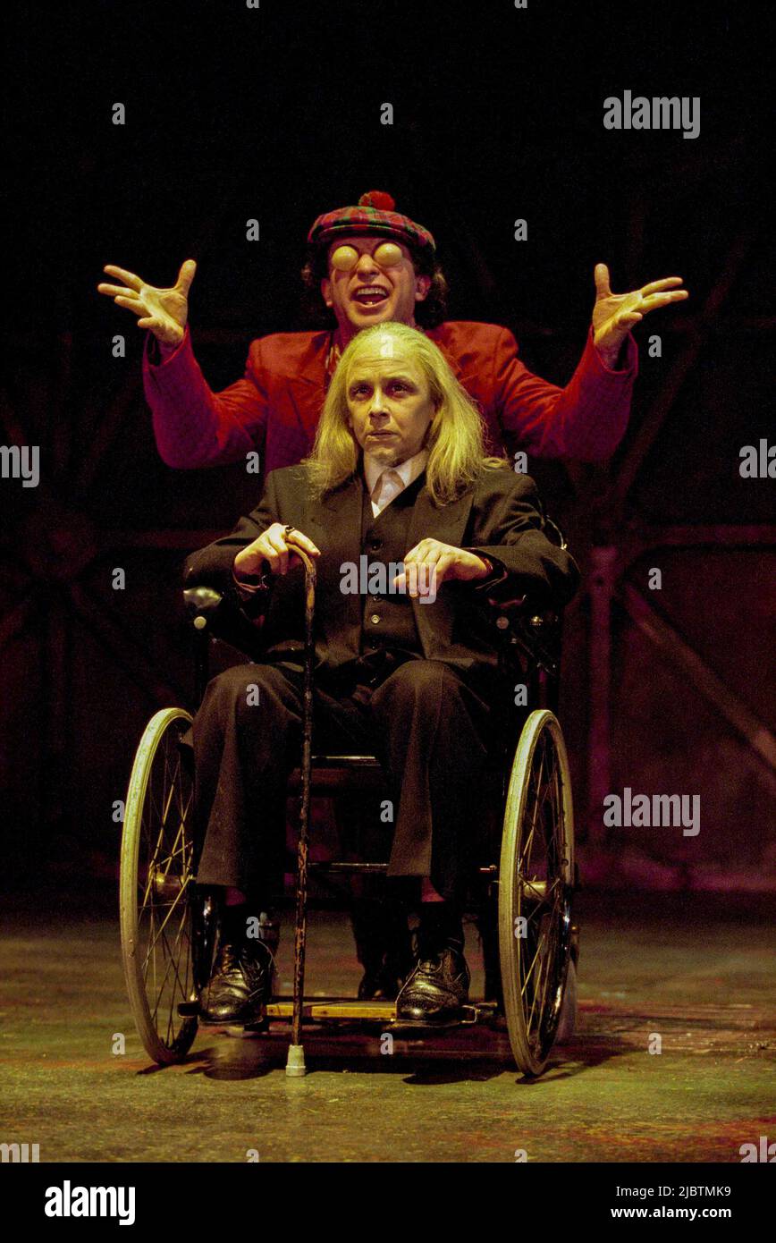 Kathryn Hunter (King Lear), Marcello Magni (Fool) in KING LEAR von Shakespeare im Leicester Haymarket Theatre, Leicester, England 26/02/1997 Design: Pawel Dobrzycki Beleuchtung: Jenny Cane Regie: Helena Kaut-Howson Stockfoto