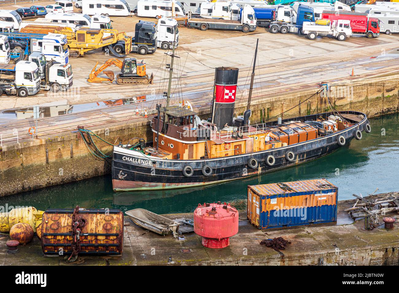 Der 1931 gestartete Dampfschlepper „S T Challenge“, der jetzt bei der National Historic Fleet registriert ist und hier an den Southampton Docks, Hampshire, England, zu sehen ist Stockfoto