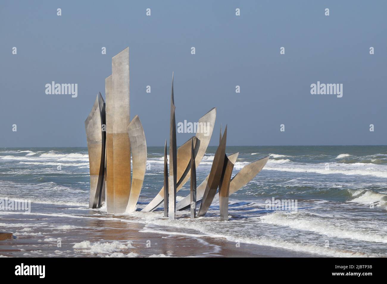 WW2 Gedenkskulptur für Les Braves am Strand von Omaha, Normandie, Frankreich Stockfoto