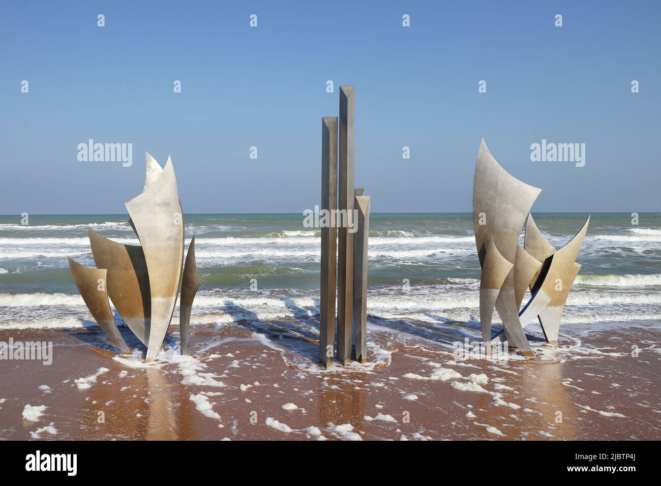 WW2 Gedenkskulptur für Les Braves am Strand von Omaha, Normandie, Frankreich Stockfoto