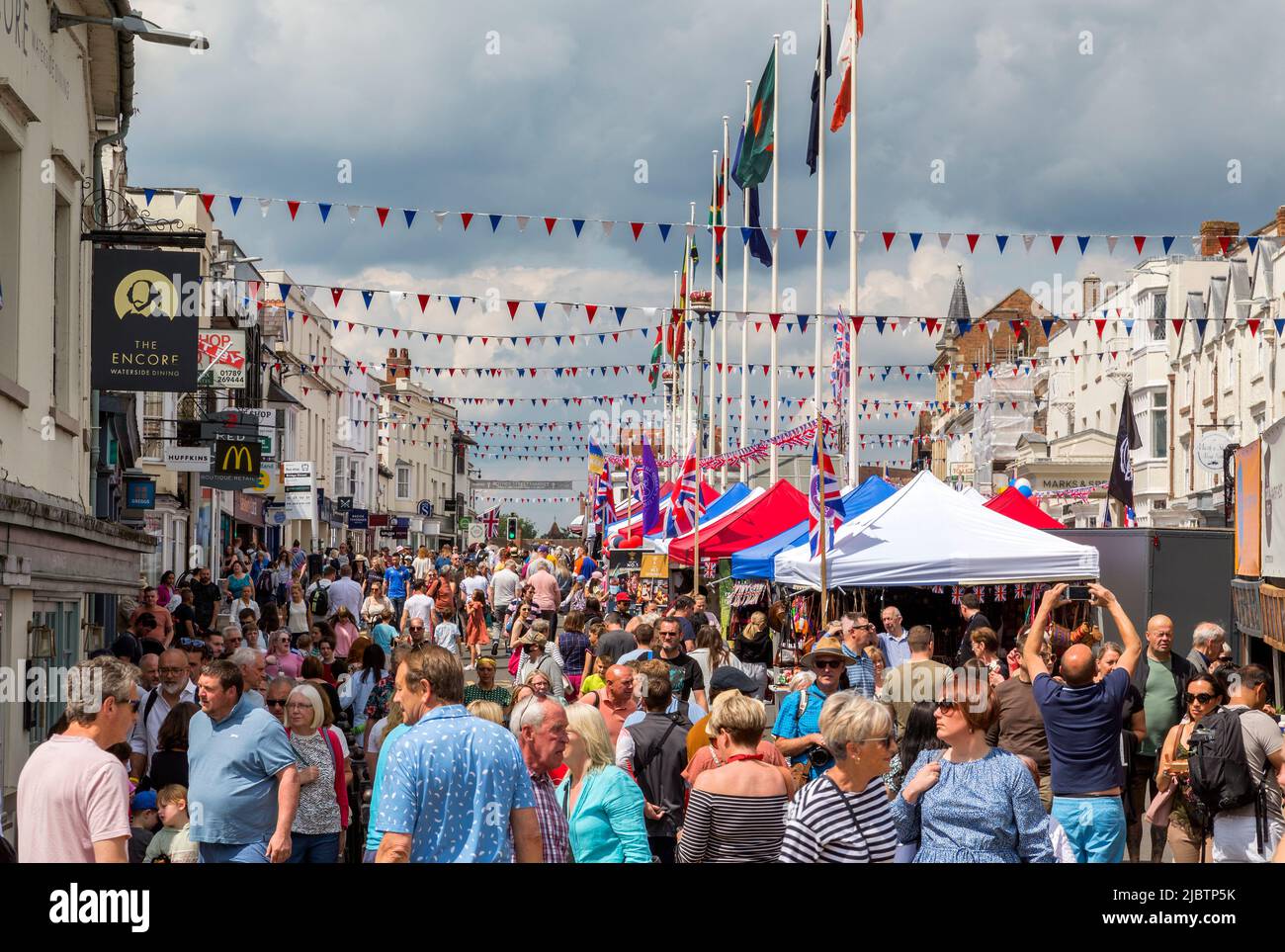 Menschenmassen füllen die Straße und genießen die Atmosphäre in Stratford-on-Avon während der Queens Platinum Jubilee-Feierlichkeiten. Stockfoto