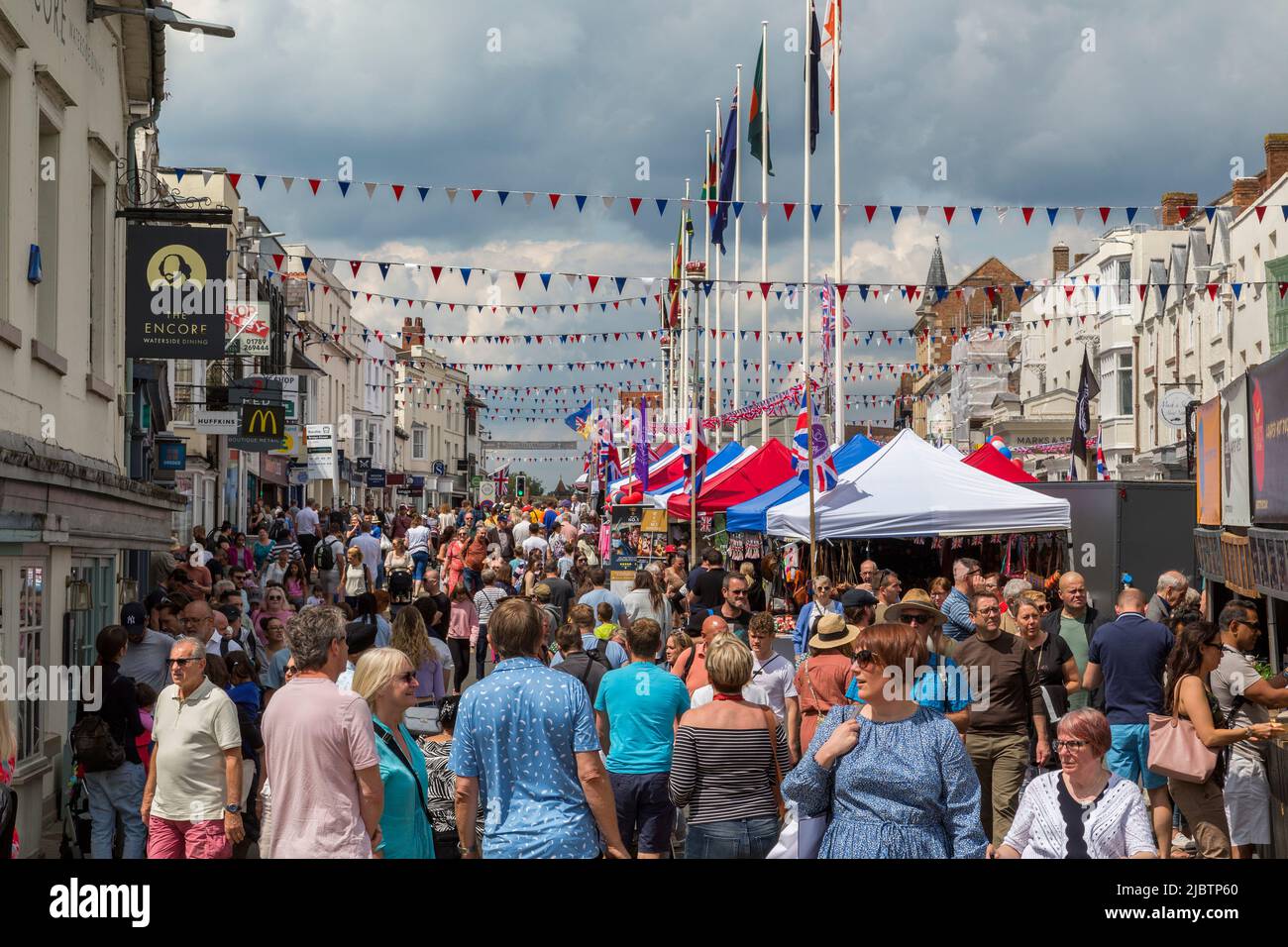 Menschenmassen füllen die Straße und genießen die Atmosphäre in Stratford-on-Avon während der Queens Platinum Jubilee-Feierlichkeiten. Stockfoto