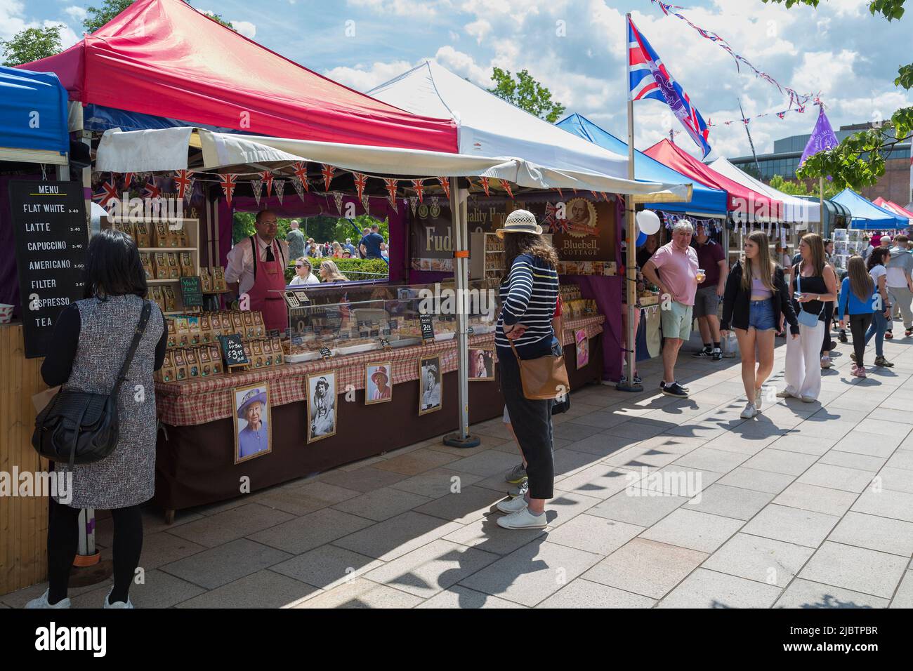 Während der Feierlichkeiten zum Queens Platinum Jubilee stöbern die Käufer an den Ständen eines Straßenmarktes. Stockfoto