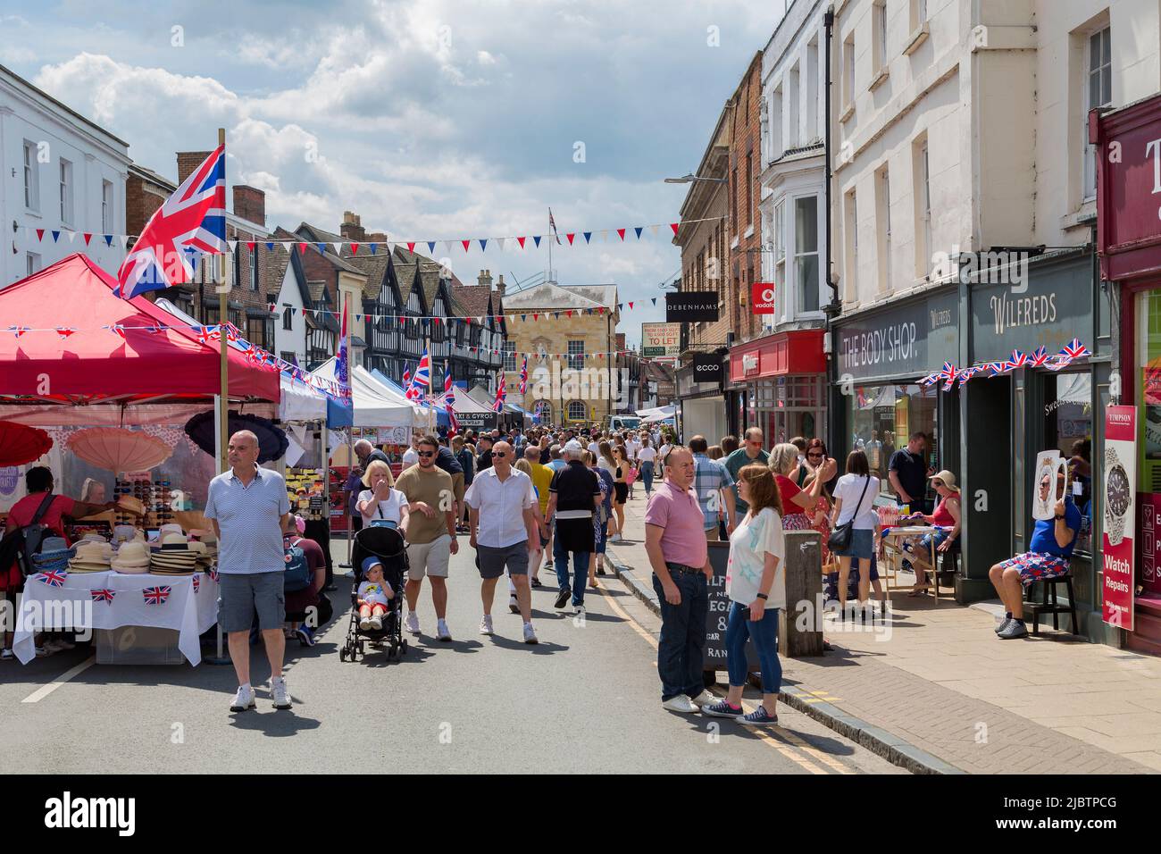 Menschenmassen genießen es, während der Feierlichkeiten zum Queens Platinum Jubilee auf einem Straßenmarkt in Stratford-on-Avon zu stöbern. Stockfoto
