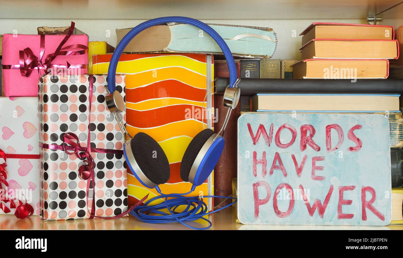Hörbücher als Geburtstagsgeschenk oder persönliches Geschenk mit Kopfhörer und Slogan Worte haben Macht Stockfoto