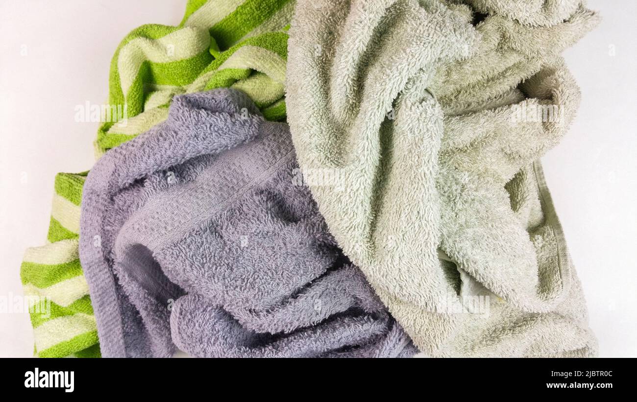 Alte Handtücher auf weißem Hintergrund - Draufsicht Stockfoto