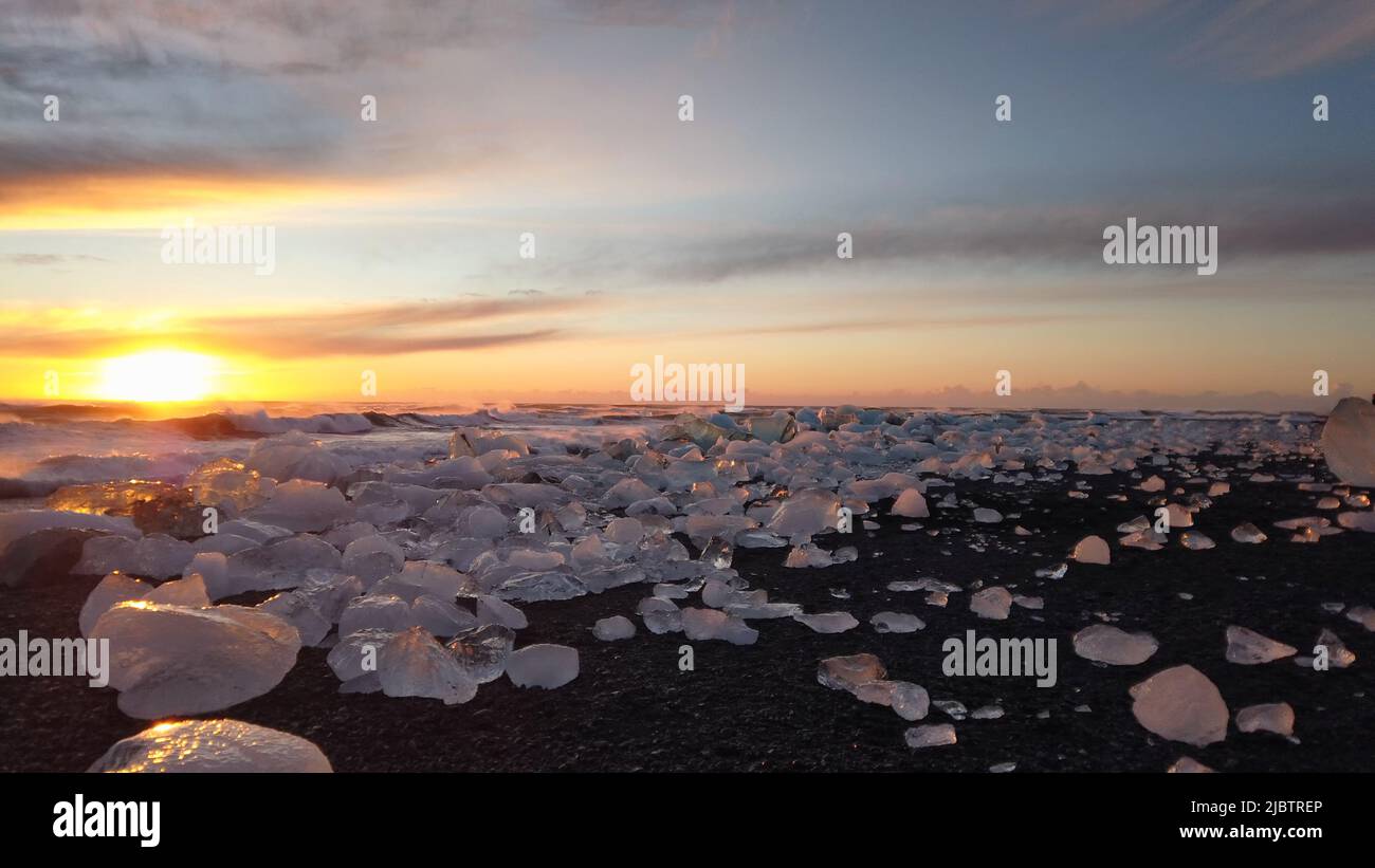Landschaftsansicht des erstaunlichen Jokulsarlon Beach Diamond Beach mit riesigen Eisfelsen am Lava Black Beach, Glanz wie Kristalldiamant bei Sonnenuntergang, Glac Stockfoto