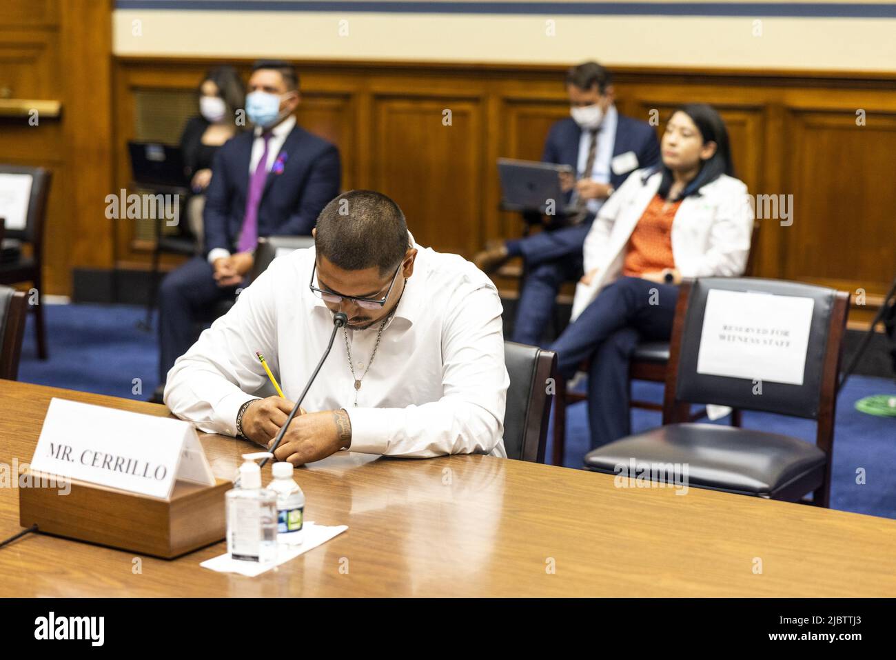 Washington, Usa. 08.. Juni 2022. Miguel Cerrillo, Vater von Miah Cerrillo, einem Schüler der vierten Klasse an der Robb Elementary School in Uvalde, Texas, wartet auf eine Anhörung des Repräsentantenhauses zum Thema Waffengewalt auf dem Capitol Hill in Washington, DC am Mittwoch, den 8. Juni 2022. Pool Foto von Jason Andrew/UPI Kredit: UPI/Alamy Live News Stockfoto
