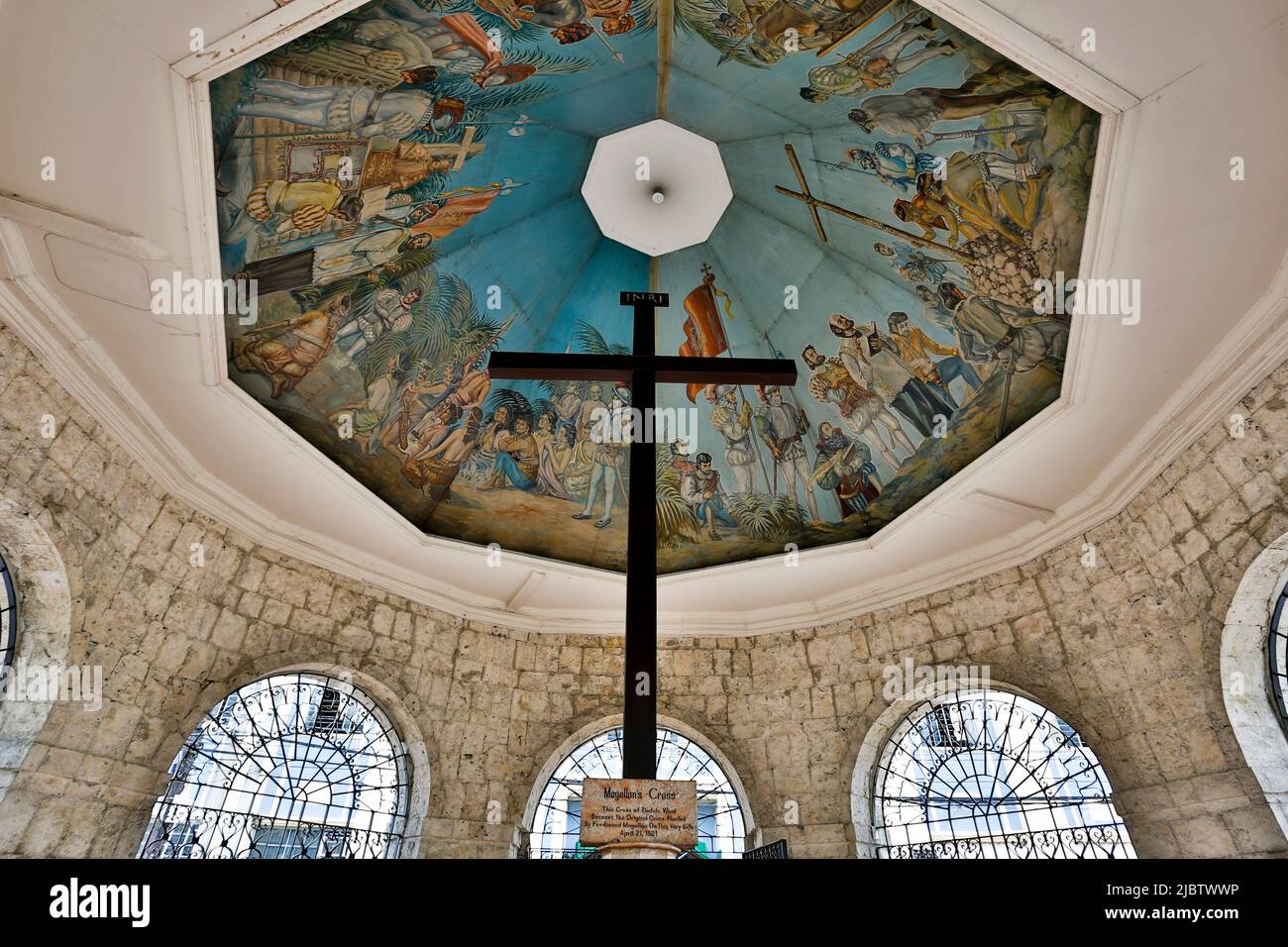 Magellans Kreuz ist ein christliches Kreuz, das von portugiesischen und spanischen Forschern gepflanzt wurde, wie es Ferdinand Magellan bei seiner Ankunft in Cebu auf der Phili angeordnet hatte Stockfoto Magellans Kreuz ist ein christliches Kreuz, das von portugiesischen und spanischen Forschern gepflanzt wurde, wie es Ferdinand Magellan bei seiner Ankunft in Cebu auf der Phili angeordnet hatte Stockfoto