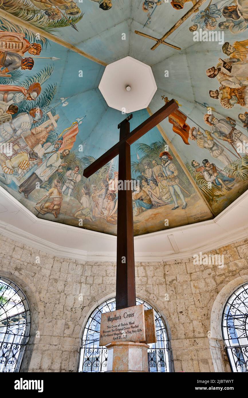 Magellans Kreuz ist ein christliches Kreuz, das von portugiesischen und spanischen Forschern gepflanzt wurde, wie es Ferdinand Magellan bei seiner Ankunft in Cebu auf der Phili angeordnet hatte Stockfoto