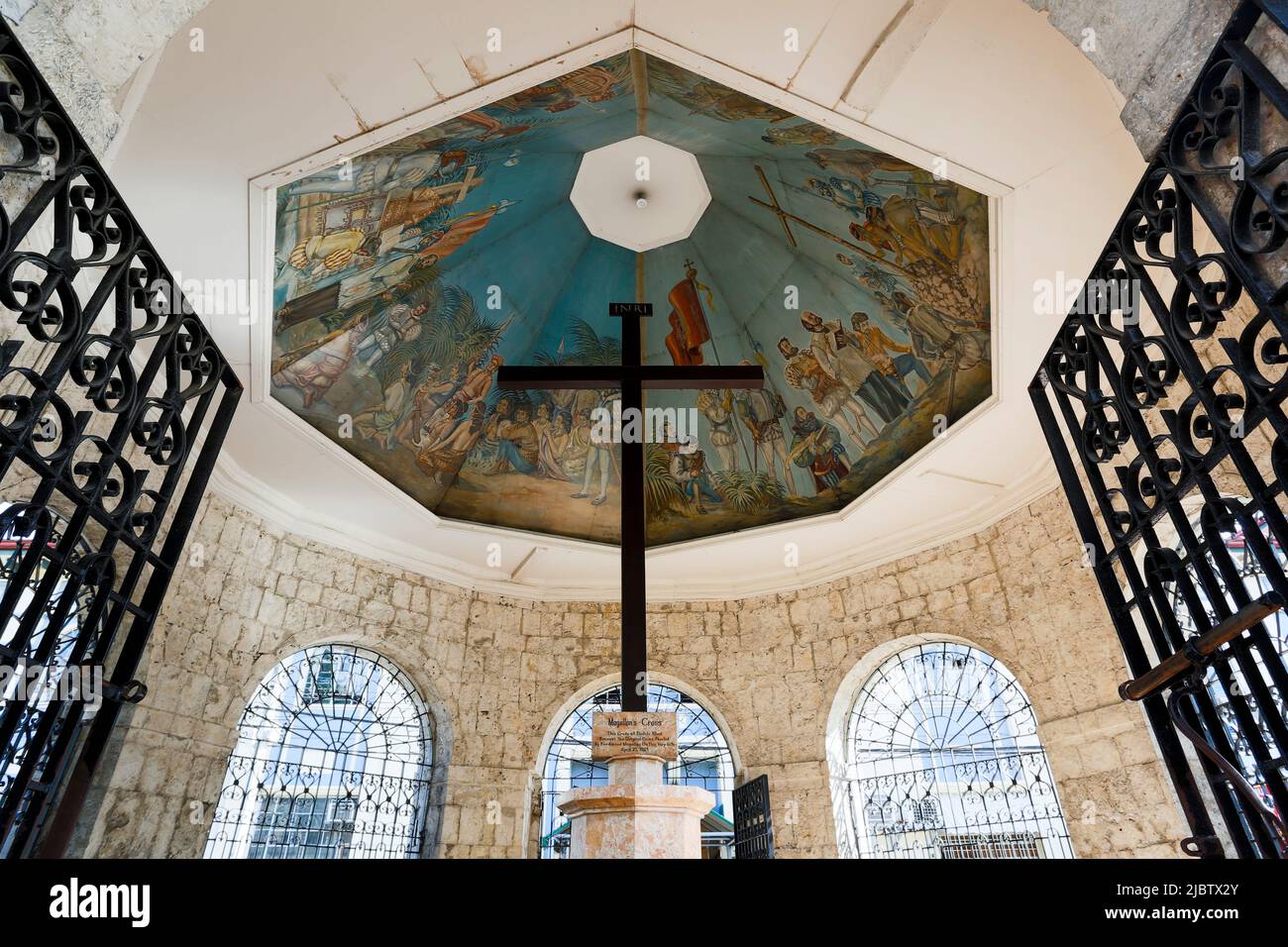 Magellans Kreuz ist ein christliches Kreuz, das von portugiesischen und spanischen Forschern gepflanzt wurde, wie es Ferdinand Magellan bei seiner Ankunft in Cebu auf der Phili angeordnet hatte Stockfoto