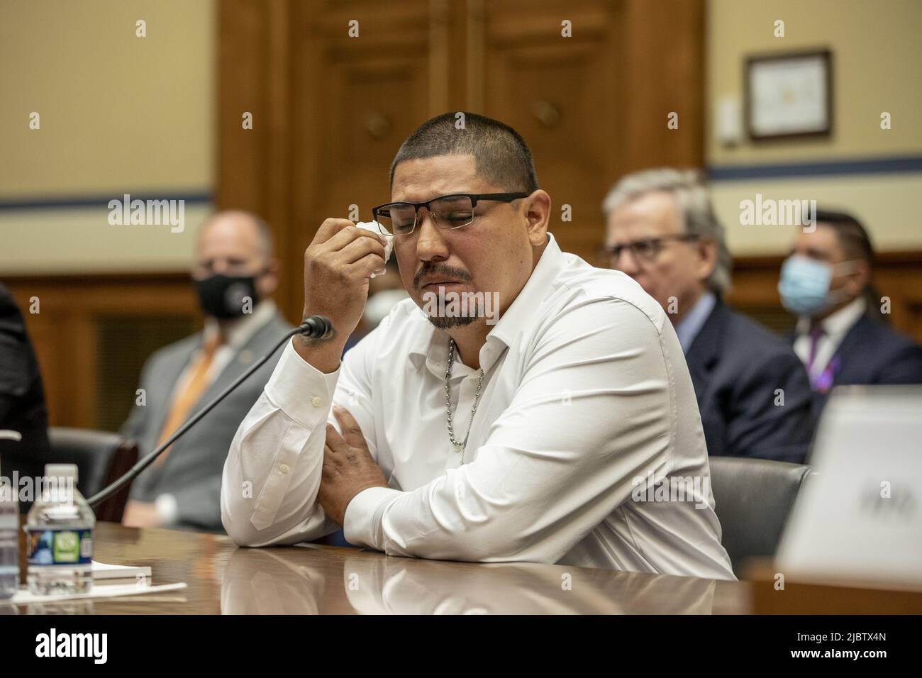 Washington, Usa. 08.. Juni 2022. Miguel Cerrillo, Vater von Miah Cerrillo, einem Schüler der vierten Klasse an der Robb Elementary School in Uvalde, Texas, wartet auf eine Anhörung des Repräsentantenhauses zum Thema Waffengewalt auf dem Capitol Hill in Washington, DC am Mittwoch, den 8. Juni 2022. Pool Foto von Jason Andrew/UPI Kredit: UPI/Alamy Live News Stockfoto