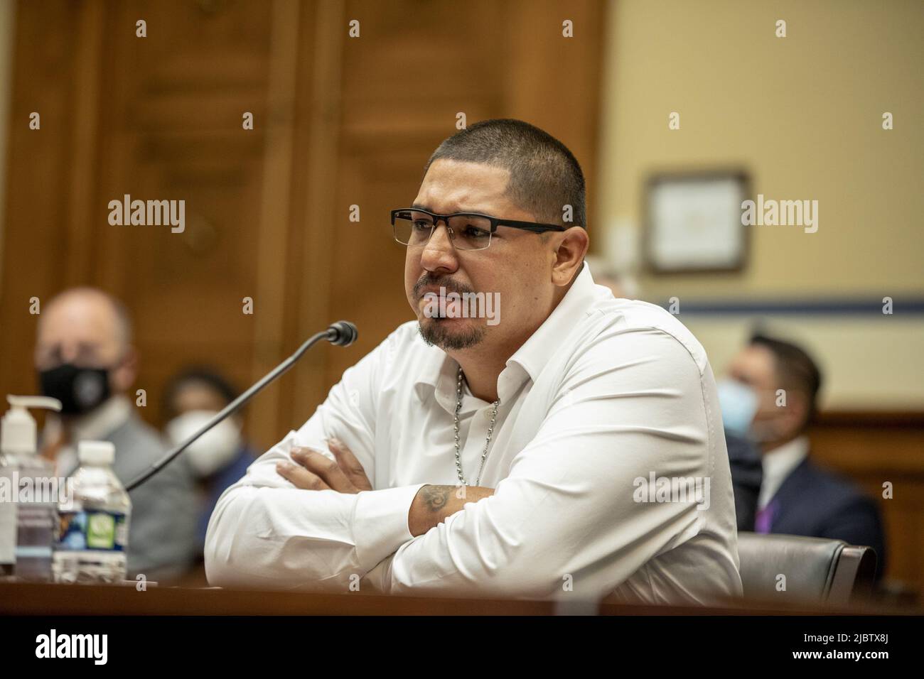 Washington, Usa. 08.. Juni 2022. Miguel Cerrillo, Vater von Miah Cerrillo, einem Schüler der vierten Klasse an der Robb Elementary School in Uvalde, Texas, wartet auf eine Anhörung des Repräsentantenhauses zum Thema Waffengewalt auf dem Capitol Hill in Washington, DC am Mittwoch, den 8. Juni 2022. Pool Foto von Jason Andrew/UPI Kredit: UPI/Alamy Live News Stockfoto