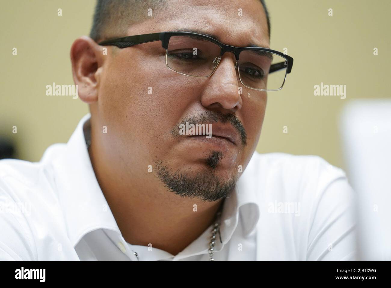 Washington, Usa. 08.. Juni 2022. Miguel Cerrillo, Vater von Miah Cerrillo, Student der vierten Klasse an der Robb Elementary School in Uvalde, Texas, zerreißt, als er am Mittwoch, dem 8. Juni 2022, vor einer Anhörung des Ausschusses für Aufsicht und Reform des Repräsentantenhauses über Waffengewalt auf dem Capitol Hill in Washington, DC, bezeugt. Poolfoto von Andrew Harnik/UPI Kredit: UPI/Alamy Live News Stockfoto