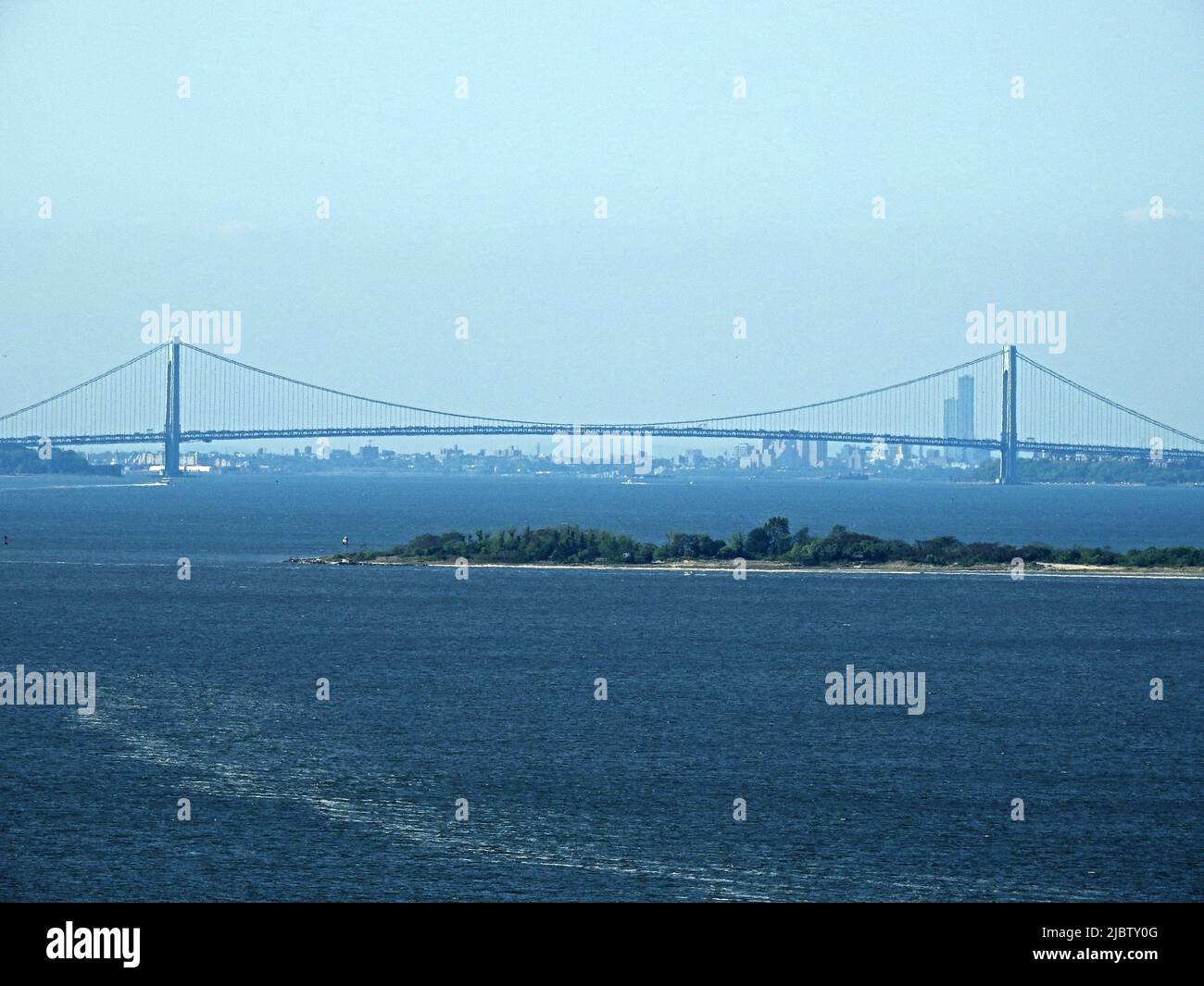 Verschwommener Blick auf Lower Manhattan und Jersey City durch die Verrazano Bridge vom Mount Mitchill, Atlantic Highlands, New Jersey -04 Stockfoto