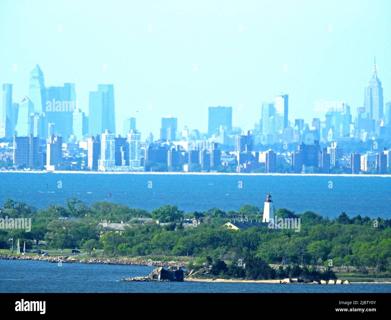 Verschwommener Blick auf Lower Manhattan, Brooklyn und Sandy Hook Light im Vordergrund, vom Mount Mitchill, Atlantic Highlands, New Jersey -06 Stockfoto