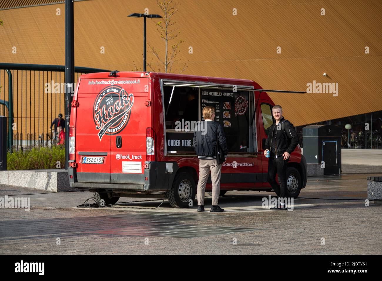Haken Sie den Street Food Truck vor der Oodi-Bibliothek in Helsinki, Finnland, ein Stockfoto