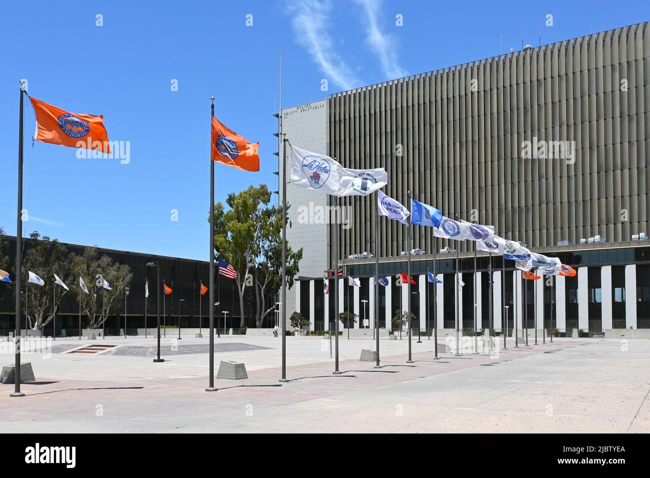 SANTA ANA, KALIFORNIEN - 2. JUNI 2022: Stadtflaggen im Orange County Courthouse im Civic Center Plaza. Stockfoto