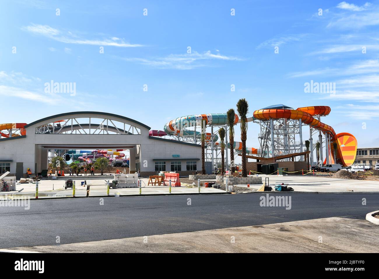 IRVINE, KALIFORNIEN -6. JUNI 2022: Bau des Haupteingangs im Wild risses Water Park im Orange County Great Park. Stockfoto