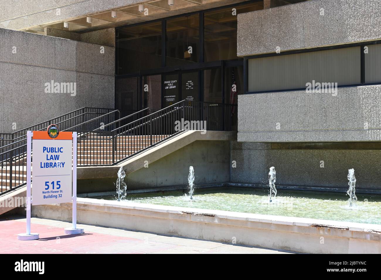 SANTA ANA, KALIFORNIEN - 2. JUNI 2022: Das Gebäude der Orange County Public Law Library im Santa Ana Civic Center. Stockfoto