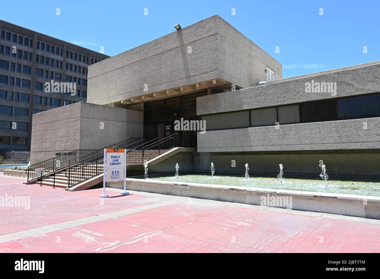 SANTA ANA, KALIFORNIEN - 2. JUNI 2022: Das Gebäude der Orange County Public Law Library im Santa Ana Civic Center. Stockfoto