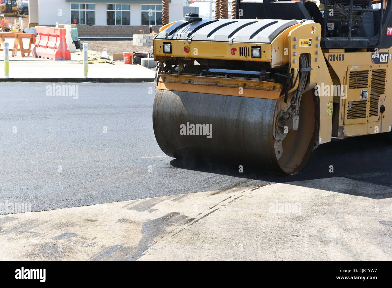 IRVINE, KALIFORNIEN -6. JUNI 2022: Nahaufnahme einer Dampfwalze auf einer neuen Blacktop-Oberfläche auf einem Parkplatz. Stockfoto