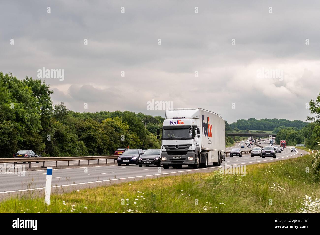 M40 Autobahn in der Nähe von Warwick Services durch Warwickshire, Großbritannien. Stockfoto