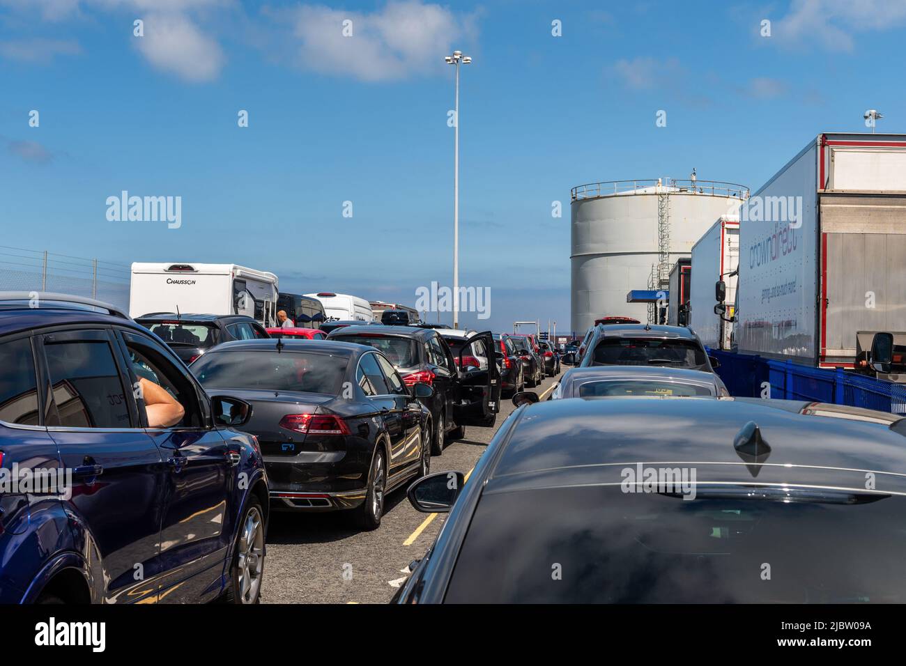 Fahrzeuge warten auf die Autofähre von Irish Ferries „Ulysses“ im Hafen von Holyhead, North Wales, Großbritannien. Stockfoto