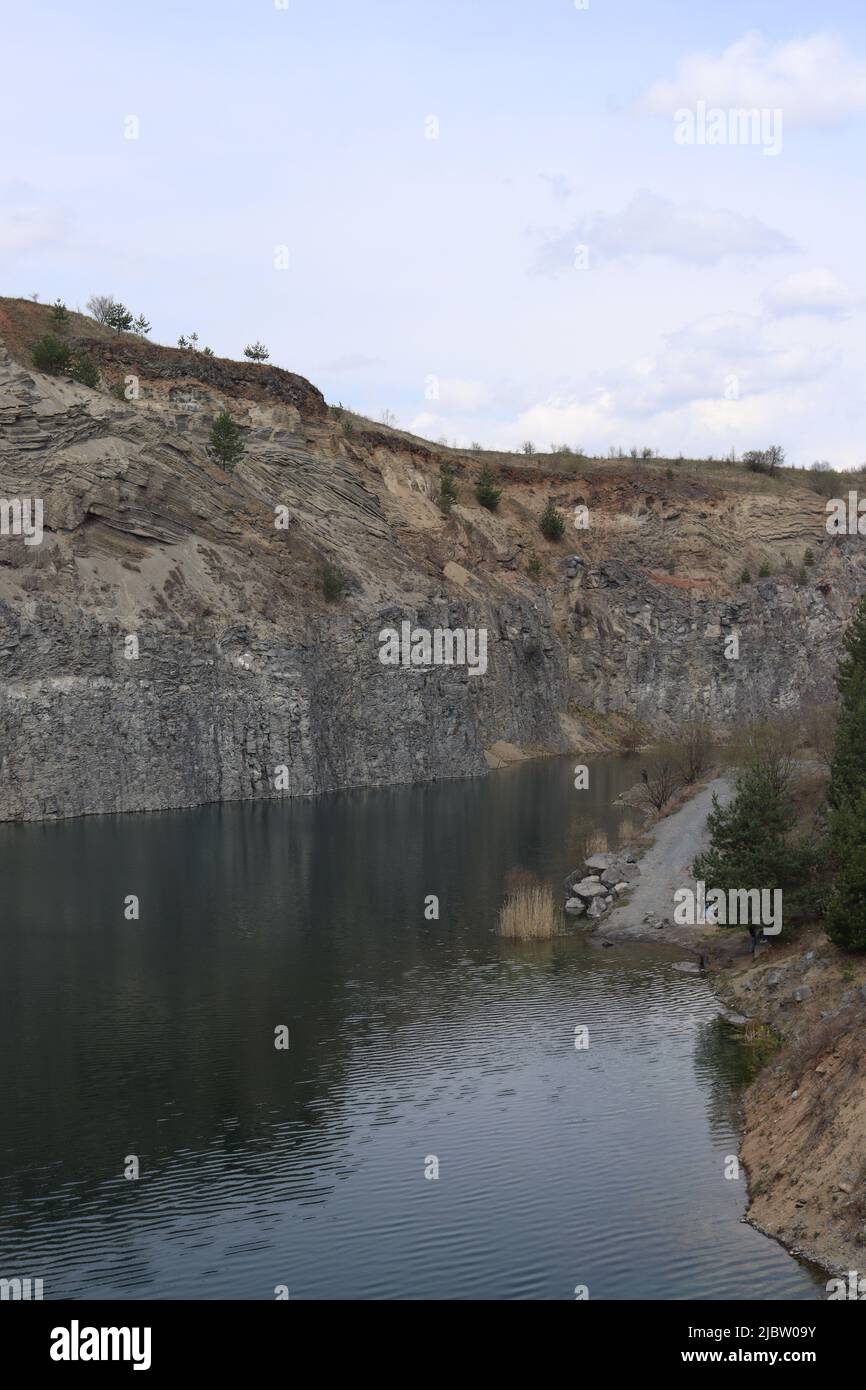 Das Foto zeigt sowohl einen Teil des Emerald Lake als auch einen Teil des Basalthügels, der ihn umgibt Stockfoto