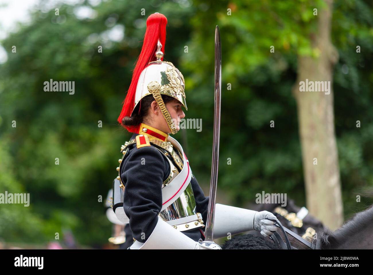 Weibliche Soldatin der Blues und Royals der Household Cavalry bei der Parade der Queen's Platinum Jubilee Pageant in der Mall, London, Großbritannien. Stockfoto