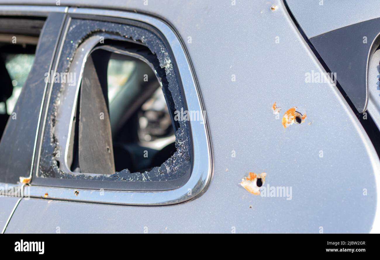 Das Auto ist voller Kugeln. Krieg Russlands gegen die Ukraine. Ein Auto