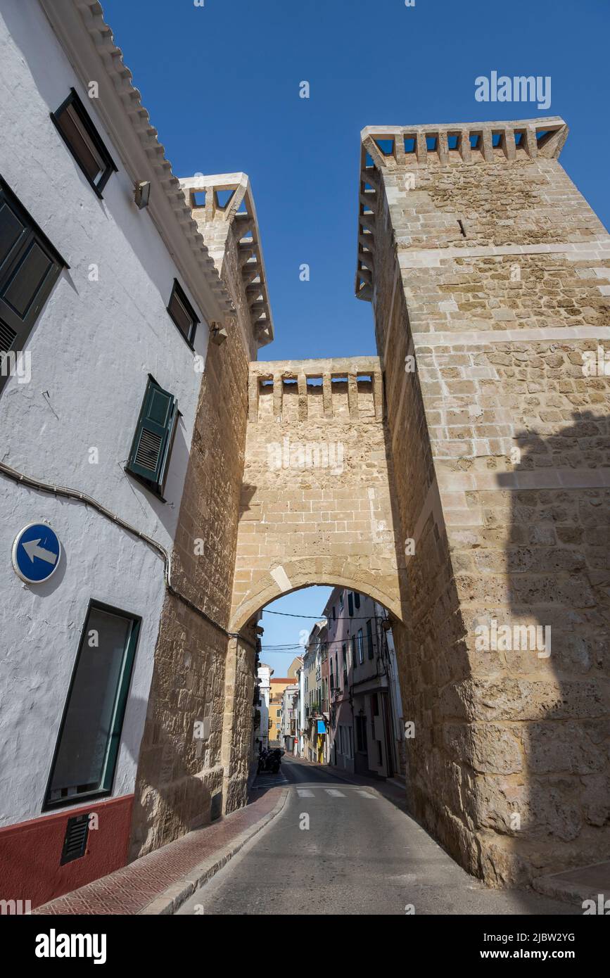 San Roque Gate, Mahon, Menorca, Balearen, Spanien. Es wurde 1359 erbaut und ist der einzige Überrest der alten mittelalterlichen Stadtmauer Stockfoto