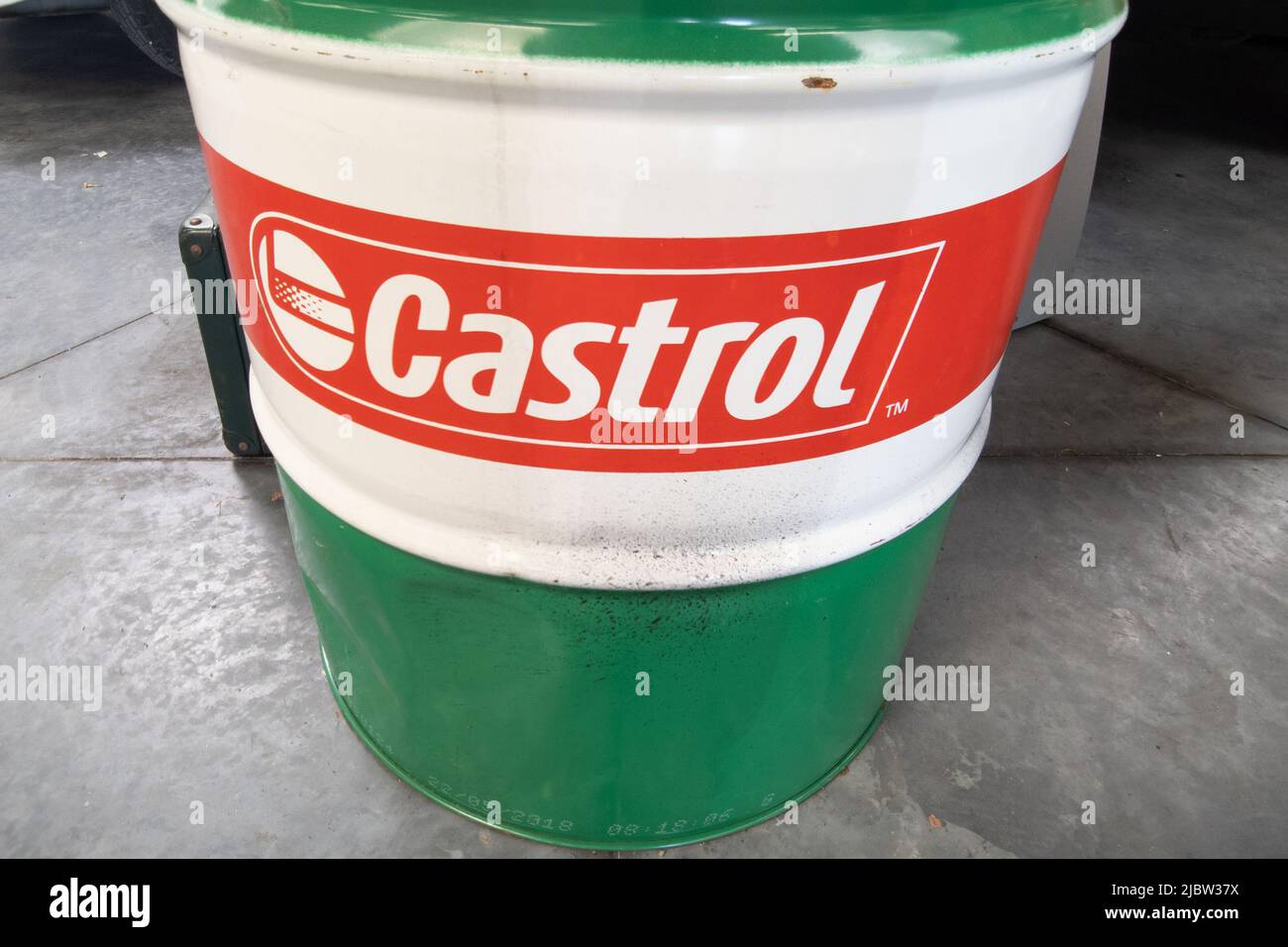 Bordeaux , Aquitaine Frankreich - 05 17 2022 : Castrol Logo Text und Zeichen britische globale Marke auf Barrel von Öl industriellen Automobil-Schmierstoffen Stockfoto