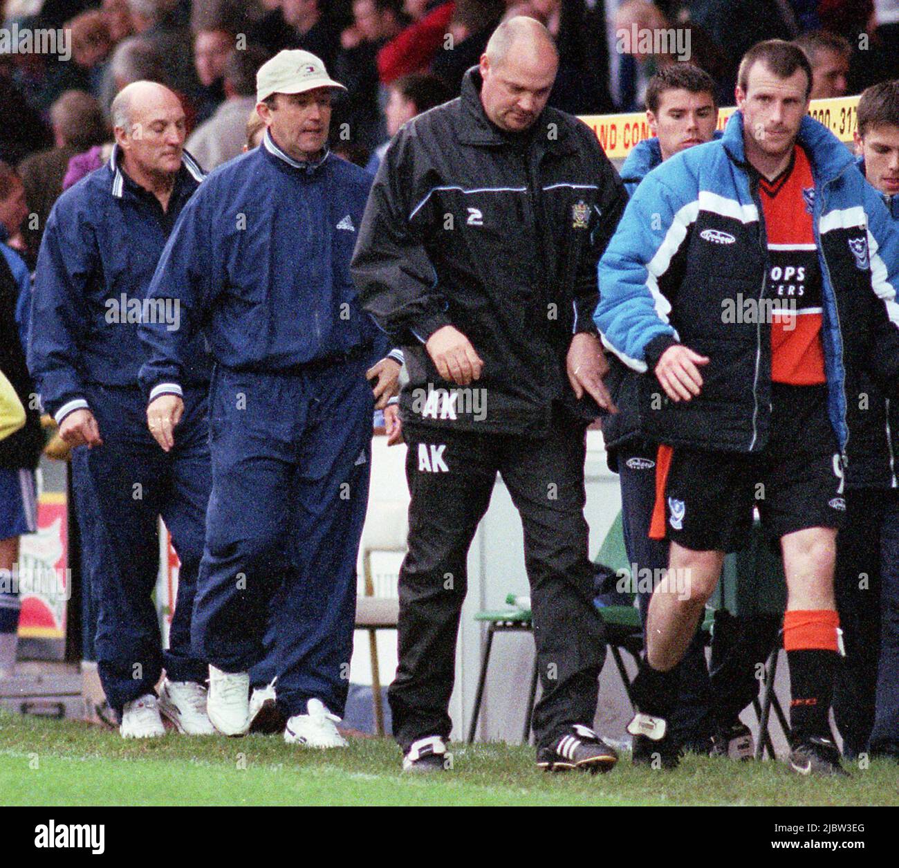 Pompey-Manager Tony Pulis (mit Mütze) verlässt den Platz, geführt von Steve Claridge (vorne), nachdem Portsmouth in letzter Minute ein Tor in Stockport zugestanden hatte und seinen Auswärtstrekord nicht verbessern konnte. PIC MIKE WALKER 2003 Stockfoto