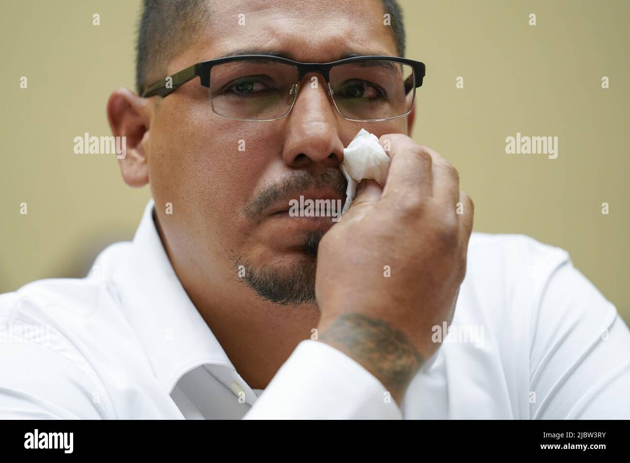 Washington, Usa. 08.. Juni 2022. Miguel Cerrillo, Vater von Miah Cerrillo, Student der vierten Klasse an der Robb Elementary School in Uvalde, Texas, wischt sich eine Träne von seinem Gesicht, wie er während einer Anhörung des Ausschusses für Aufsicht und Reform des Repräsentantenhauses zur Waffengewalt auf dem Capitol Hill in Washington, DC am Mittwoch, den 8. Juni 2022, bezeugt. Poolfoto von Andrew Harnik/UPI Kredit: UPI/Alamy Live News Stockfoto