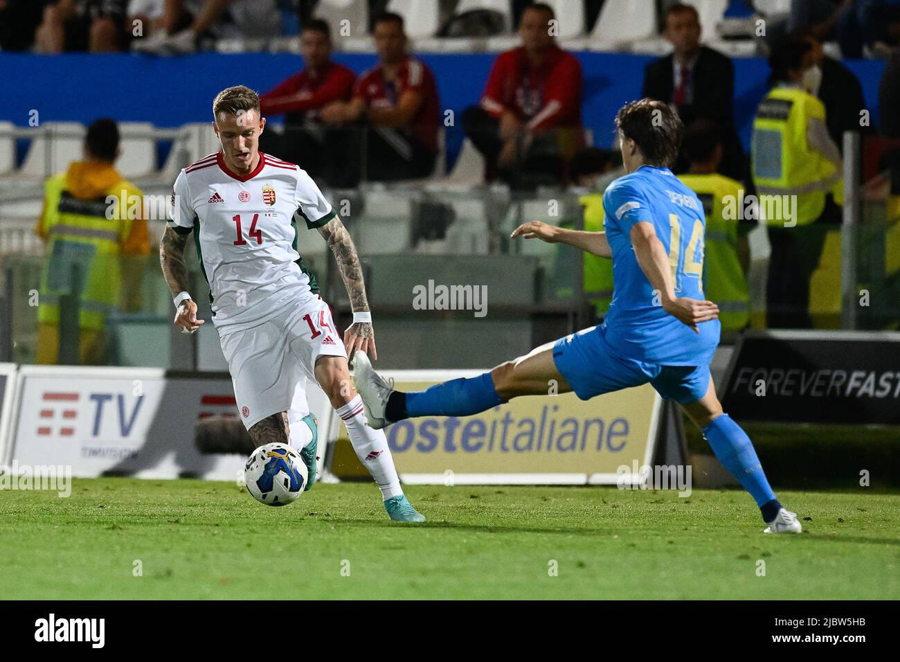 7.. Juni 2022; Dino Manuzzi Stadium, Cesena, Italia; Fußballspiel der UEFA Nations League 2021-2022, Italien gegen Ungarn; Bendeguz Bolla aus Ungarn geht an der Herausforderung von Alessio Zerbin aus Italien vorbei Stockfoto