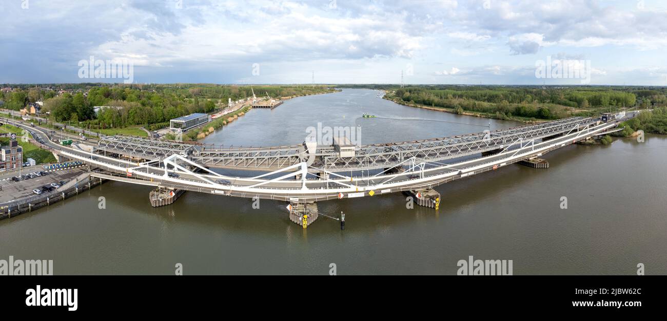 Luftpanorama der Temse-Brücke über die Schelde in Antwerpen. Drone Luftaufnahme von oben Stockfoto