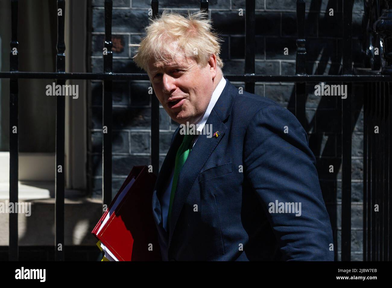 London, Großbritannien. 08.. Juni 2022. Premierminister Boris Johnson verlässt die Downing Street, damit das Parlament an den Fragen des Premierministers teilnehmen kann.Johnson gewann am Montag knapp ein Vertrauensvotum für seine Führung, das von konservativen Abgeordneten ausgelöst wurde, obwohl potenzielle Schwierigkeiten seine Zukunft in Zweifel lassen. (Foto von Tejas Sandhu/SOPA Images/Sipa USA) Quelle: SIPA USA/Alamy Live News Stockfoto