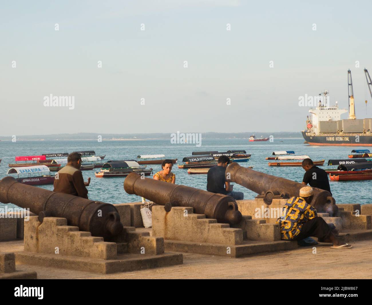 Stone Town, Sansibar - Jan, 2021: Blick auf den Hafen von Sansibar mit großen Schiffen von den Forodhani-Gärten aus gesehen. Forodhani Park, Tansania. Afrika Stockfoto