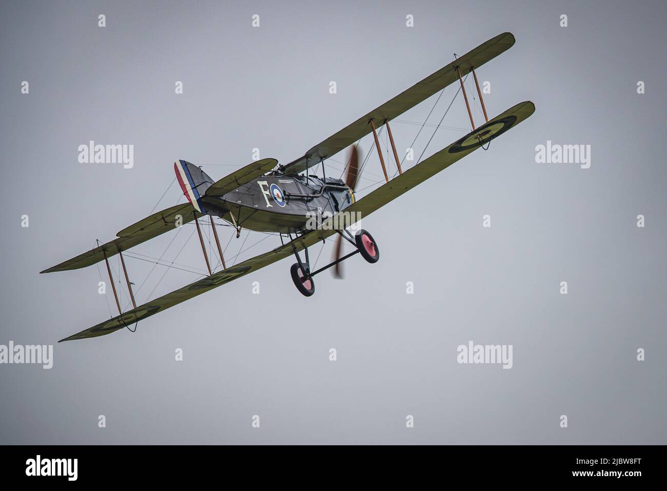 1917 Bristol F.2b Fighter in der Luft auf der Shuttleworth Jubilee Airshow am 5.. Juni 2022 Stockfoto