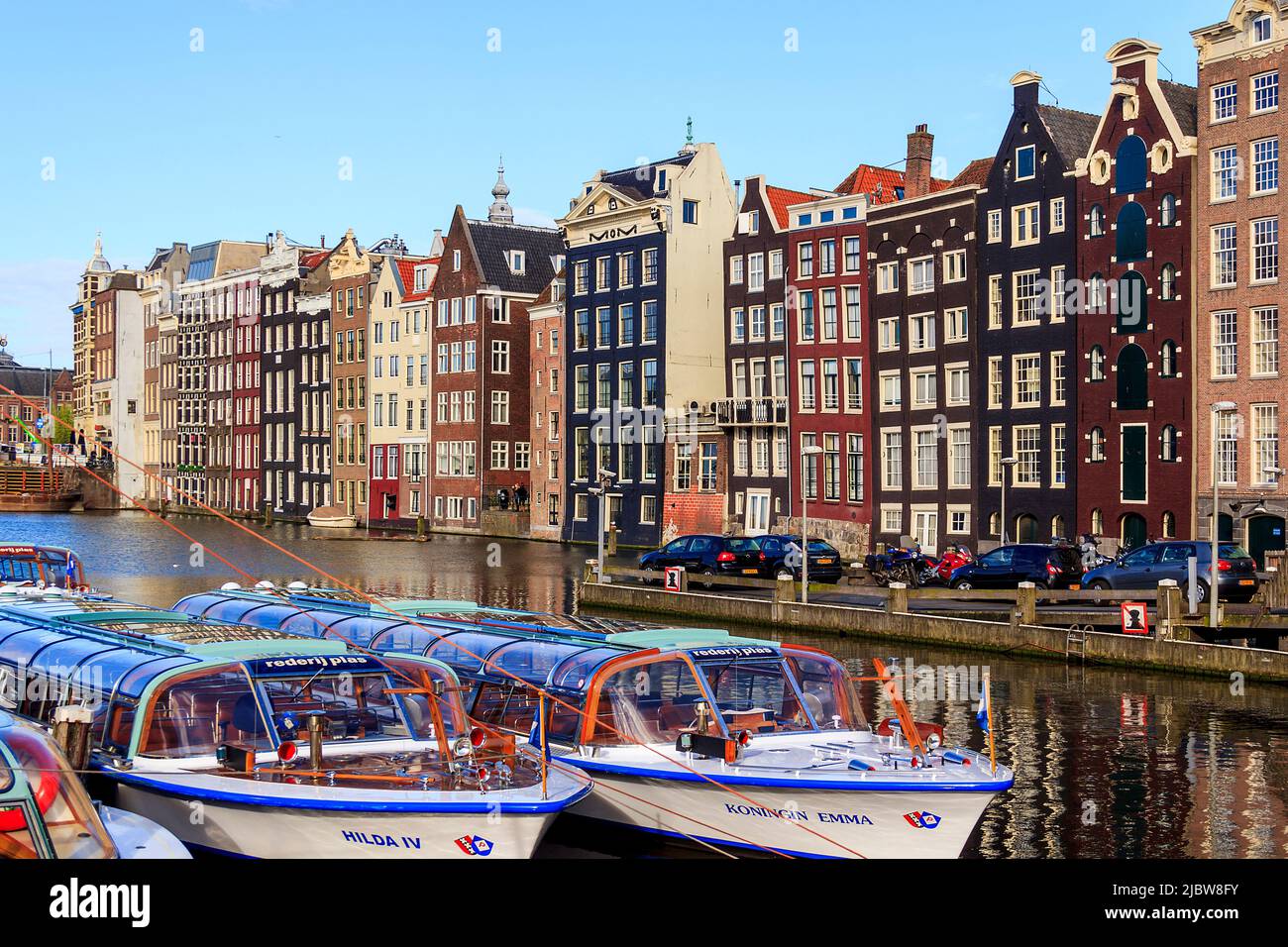 Diese Bucht in der Nähe des Bahnhofs Amsteerdam Central ist Hafen des Vergnügungsbootes 4. Mai 2013 in Amsterdam, Niederlande. Stockfoto Diese Bucht in der Nähe des Bahnhofs Amsteerdam Central ist Hafen des Vergnügungsbootes 4. Mai 2013 in Amsterdam, Niederlande. Stockfoto