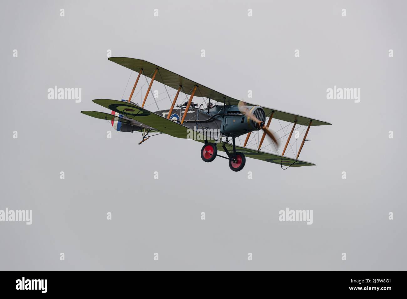 1917 Bristol F.2b Fighter in der Luft auf der Shuttleworth Jubilee Airshow am 5.. Juni 2022 Stockfoto