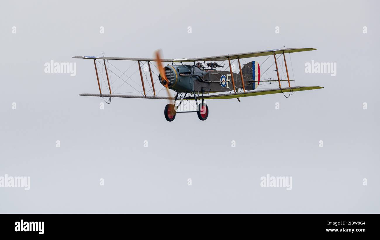 1917 Bristol F.2b Fighter in der Luft auf der Shuttleworth Jubilee Airshow am 5.. Juni 2022 Stockfoto