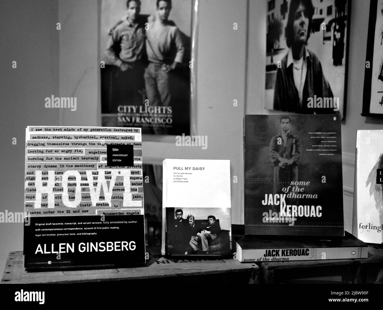 Bücher von Beat Generation Allen Ginsberg und Jack Kerouac zum Verkauf im berühmten City Lights Booksellers Shop in San Fancisco, Kalifornien. Stockfoto