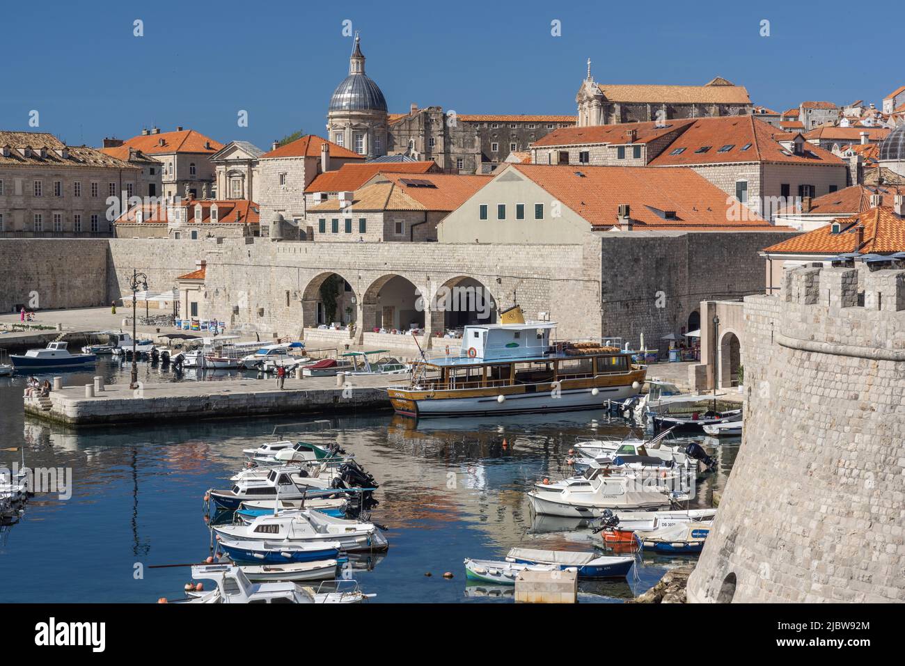 Hafen mit Lokrum Island Ferry, Dubrovnik, Kroatien Stockfoto