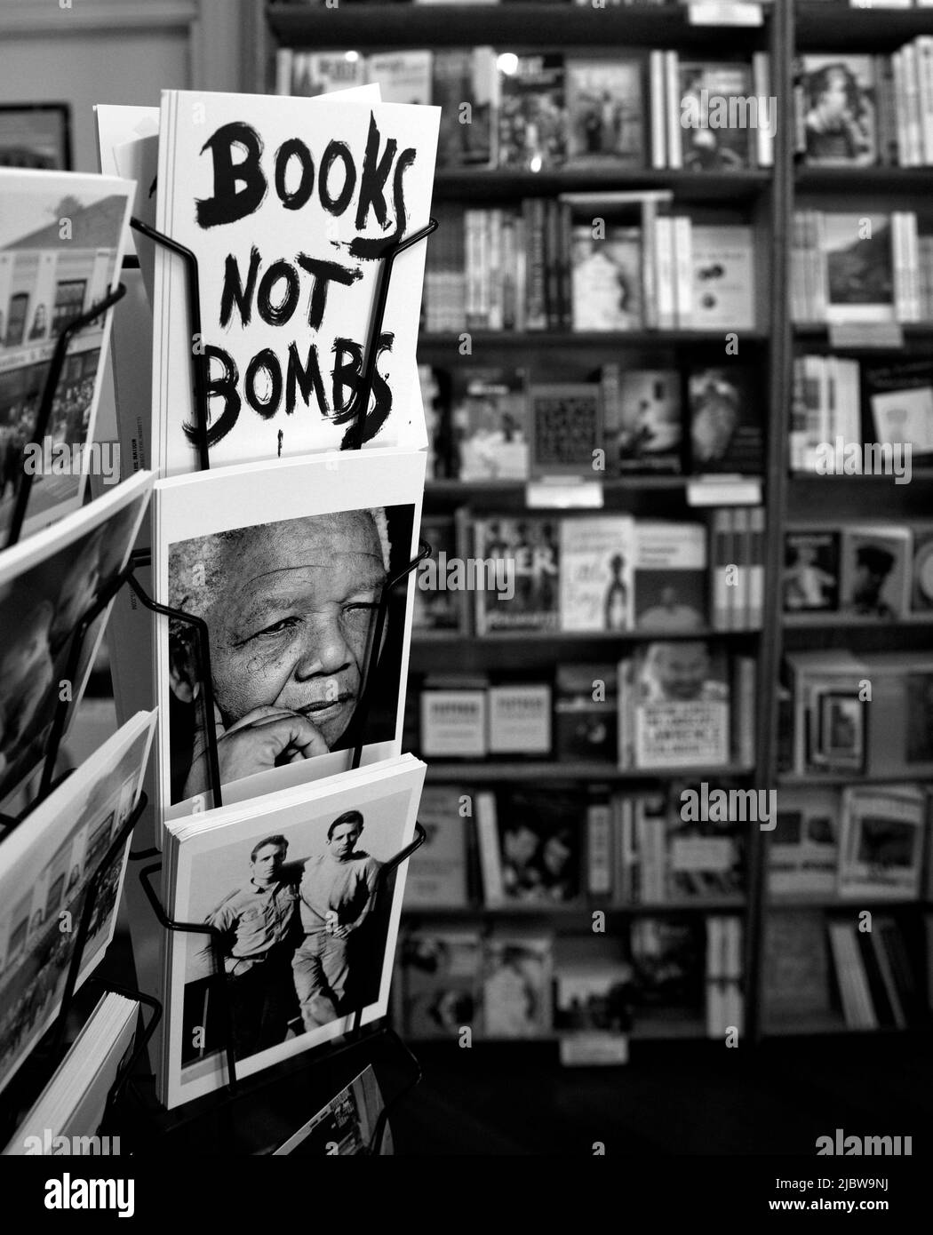 Postkarten und Bücher zum Verkauf in der berühmten unabhängigen Buchhandlung City Lights Booksellers in San Francisco, Kalifornien. Stockfoto