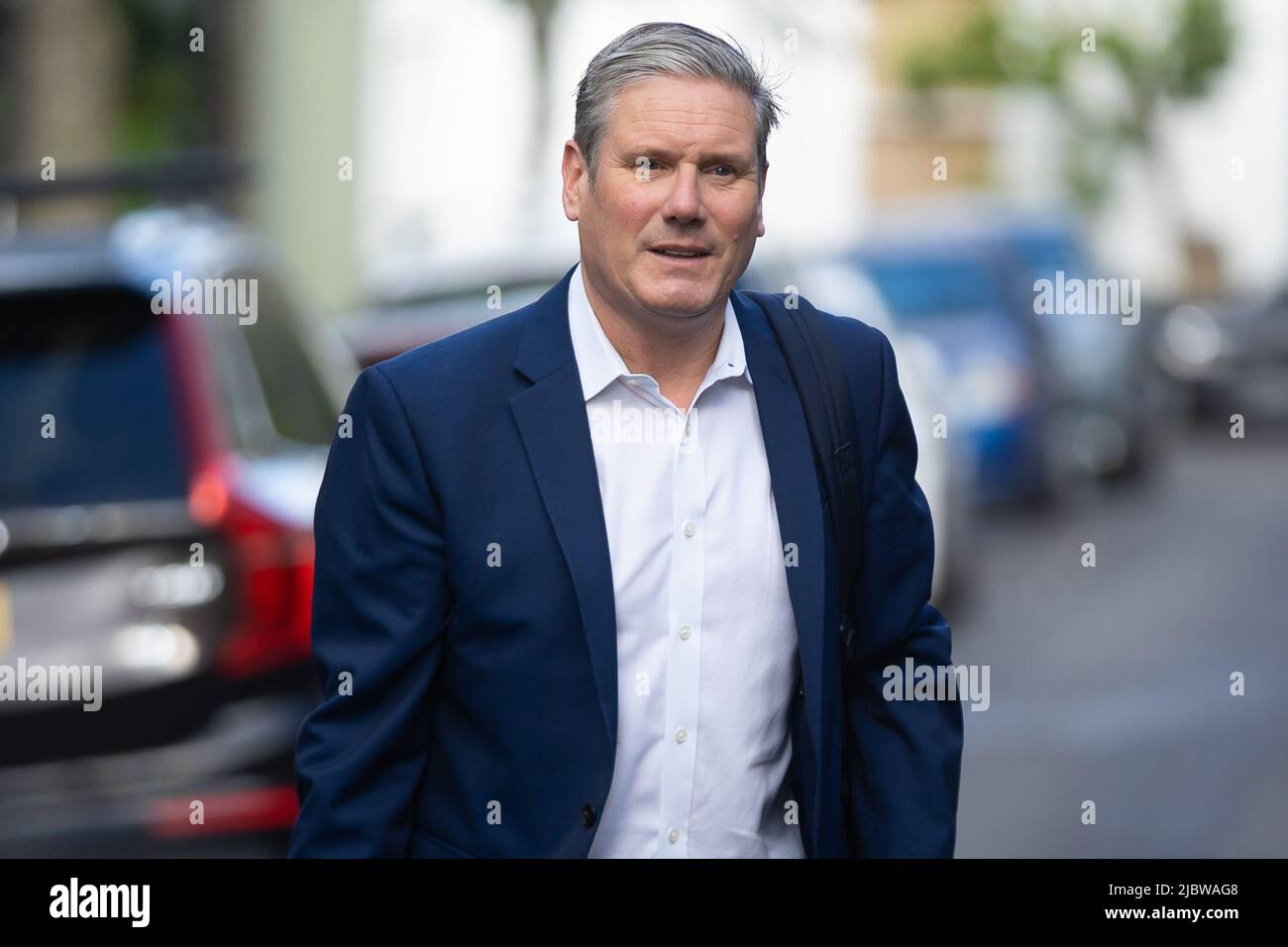 London, Großbritannien. 08.. Juni 2022. Keir Starmer, Vorsitzender der Labour Party, verlässt sein Haus, um in London an den Fragen des Premierministers teilzuhaben. Boris Johnson gewann am Montag ein Vertrauensvotum, das von den konservativen Abgeordneten ausgelöst wurde, obwohl er mit potenziellen langfristigen Schwierigkeiten konfrontiert ist, was seine Zukunft als Premierminister im Zweifel lässt. Kredit: SOPA Images Limited/Alamy Live Nachrichten Stockfoto