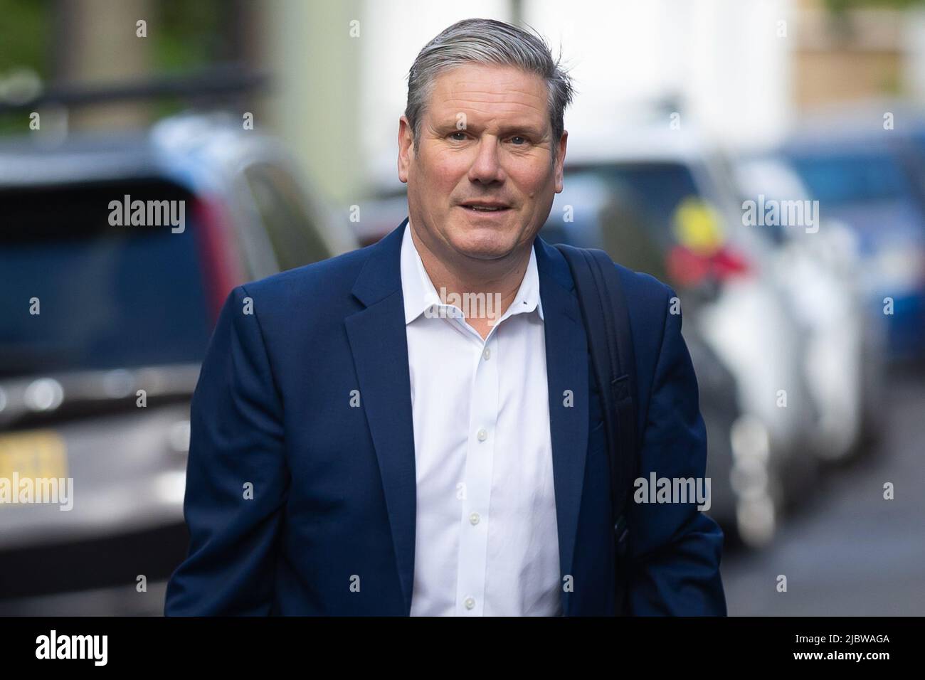 London, Großbritannien. 08.. Juni 2022. Keir Starmer, Vorsitzender der Labour Party, verlässt sein Haus, um in London an den Fragen des Premierministers teilzuhaben. Boris Johnson gewann am Montag ein Vertrauensvotum, das von den konservativen Abgeordneten ausgelöst wurde, obwohl er mit potenziellen langfristigen Schwierigkeiten konfrontiert ist, was seine Zukunft als Premierminister im Zweifel lässt. Kredit: SOPA Images Limited/Alamy Live Nachrichten Stockfoto