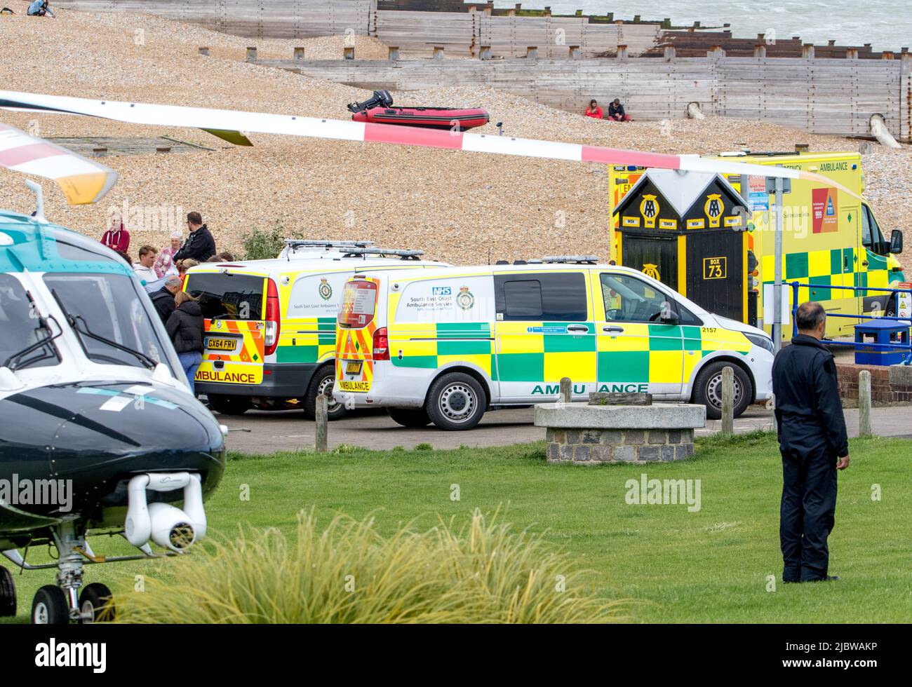 Eastbourne, East Sussex, Großbritannien. 8.. Juni 2022. Der Sussex und Kent Air Ambulanz, unterstützt von Bodenteams, nimmt den Wunschturm, westliche Rasenflächen, auf, nachdem drei Menschen heute Nachmittag vom Meer erholt wurden. Alle drei wurden in ein Krankenhaus gebracht, zwei in einem weniger schweren Zustand in das Krankenhaus von Hasting Conquest und ein Krankenhaus, das mit dem Lufttransportwagen als schwerwiegend beschrieben wurde, in das große Traumazentrum, das Kings College Hospital London. Kredit: Newspics UK South/Alamy Live Nachrichten Stockfoto