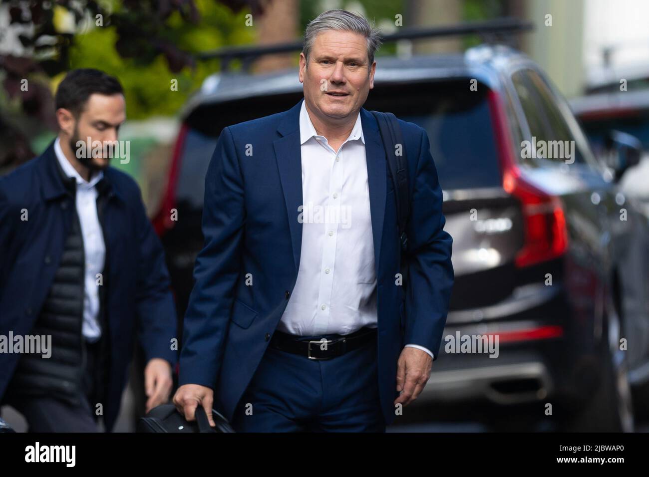 London, Großbritannien. 08.. Juni 2022. Keir Starmer, Vorsitzender der Labour Party, verlässt sein Haus, um in London an den Fragen des Premierministers teilzuhaben. Boris Johnson gewann am Montag ein Vertrauensvotum, das von den konservativen Abgeordneten ausgelöst wurde, obwohl er mit potenziellen langfristigen Schwierigkeiten konfrontiert ist, was seine Zukunft als Premierminister im Zweifel lässt. (Foto von Tejas Sandhu/SOPA Images/Sipa USA) Quelle: SIPA USA/Alamy Live News Stockfoto